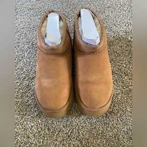 Woman’s Tan UGG mini platform boots size 6